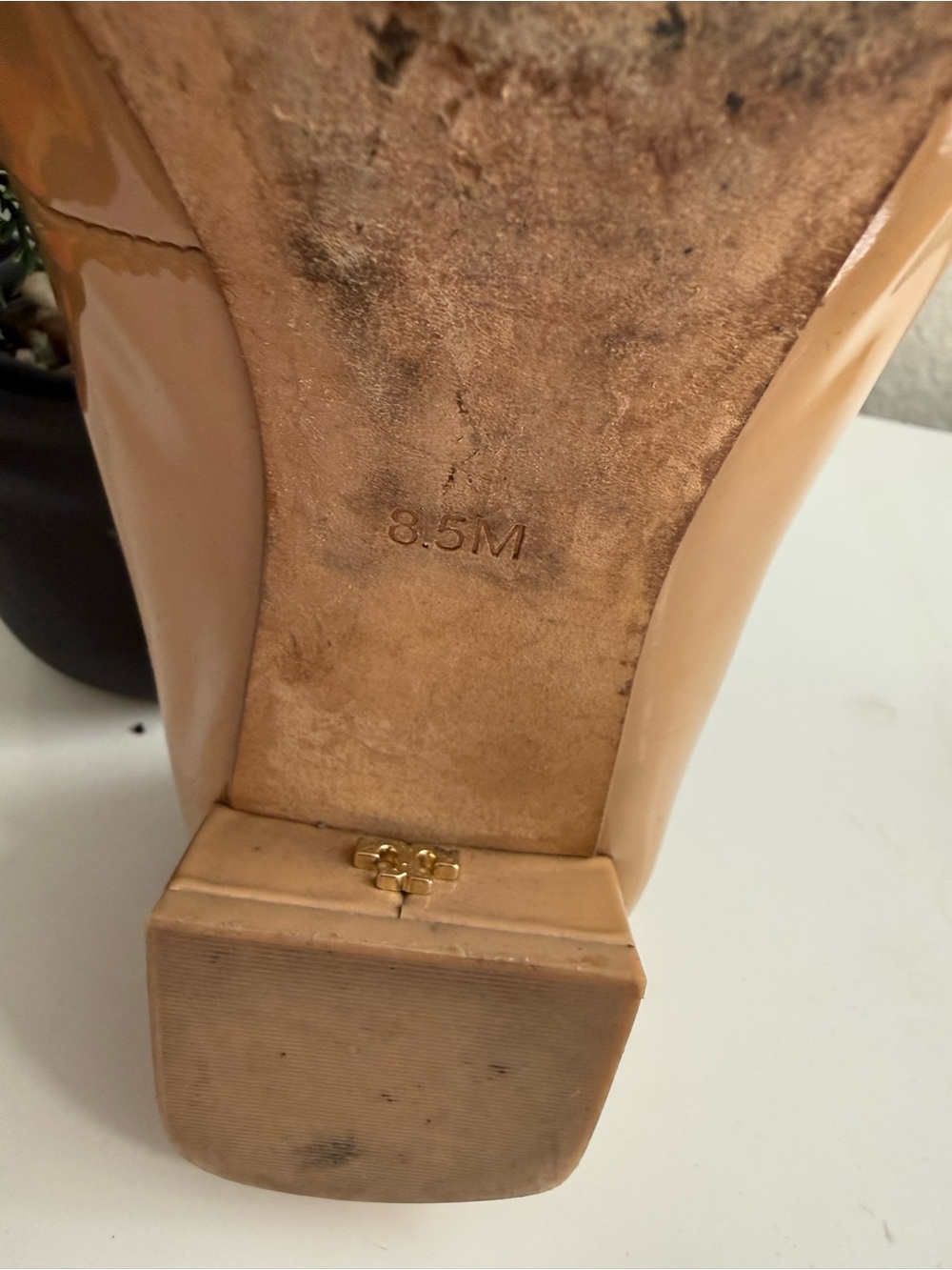Tory Burch Gigi pump 2.5mm size 8.5 Beige Patent Leather Logo - Picture 10 of 10